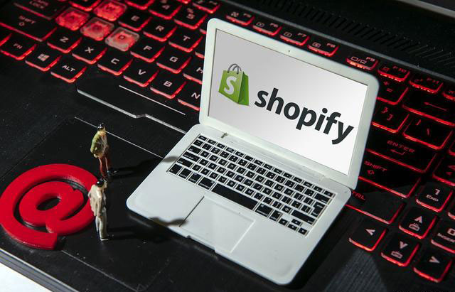 定制外貿(mào)獨立站商城和選擇Shopify建站大比拼，一擼到底！
